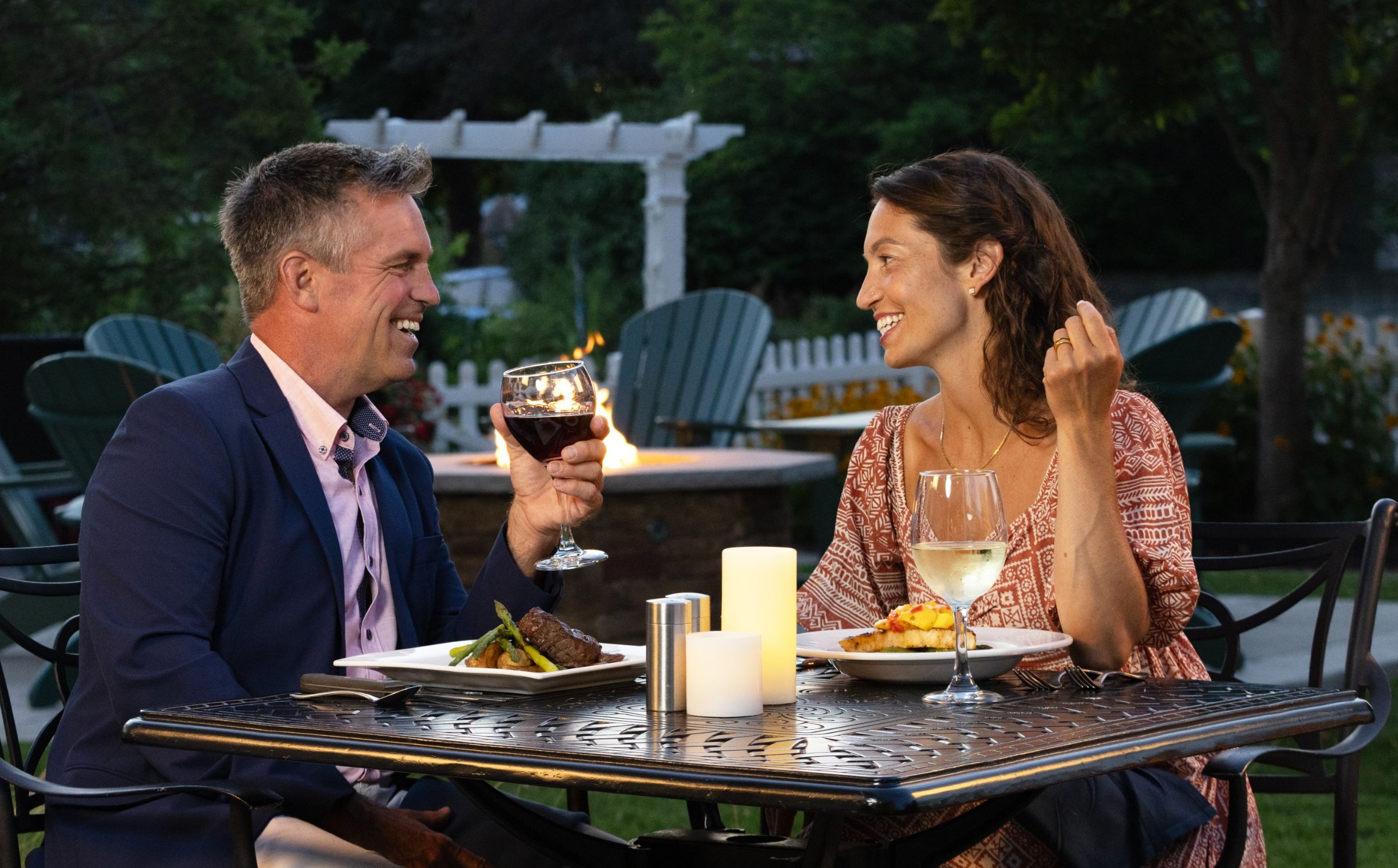 A couple dines al fresco on the patio outside the Blue Pointe Grill